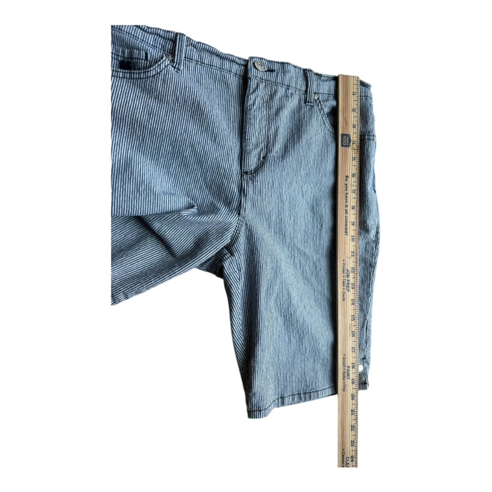Gloria Vanderbilt, women’s size 10P blue and white striped shorts. - Picture 5 of 7